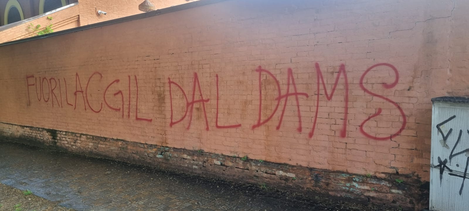 Scritta contro la Cgil in via Azzo Gardino: non ci faremo intimidire!